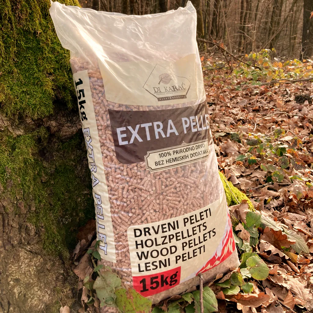 Pakovanje peleta u vreće od 15kg sa štampom na bosanskom, njemačkom, engleskom i italijanskom jeziku
